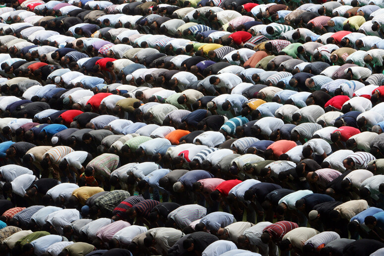 Musulmani in preghiera a Milano -     RIPRODUZIONE RISERVATA