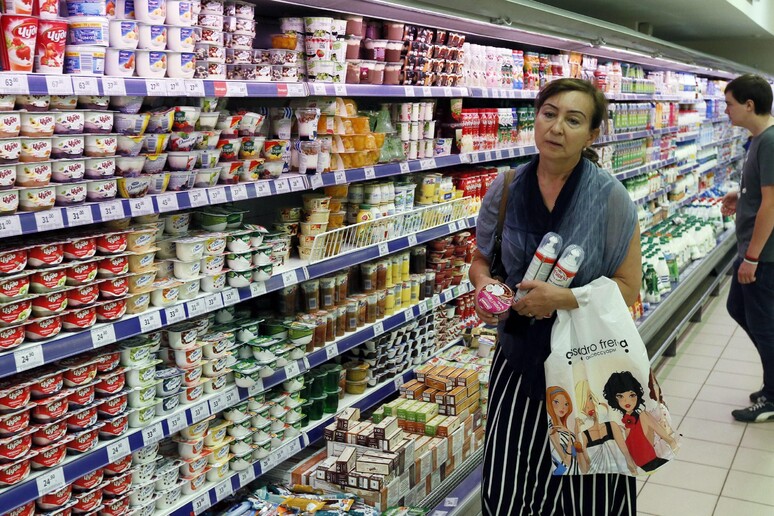 Una donna in un supermercato a Mosca (archivio) Ansa/Yuri Kochetkov © ANSA/EPA