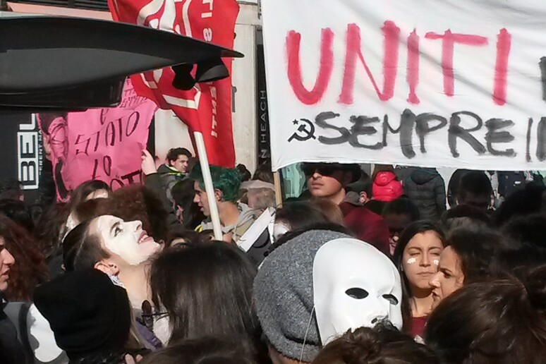 Protesta degli studenti a Campobasso - RIPRODUZIONE RISERVATA