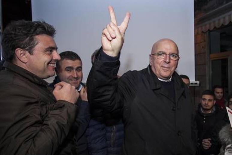 Regionali Calabria, Mario Oliverio fa il segno di vittoria - RIPRODUZIONE RISERVATA