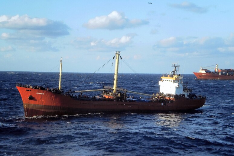 Il portacontainer Baris con a bordo circa 700 migranti in avaria al largo di Creta -     RIPRODUZIONE RISERVATA