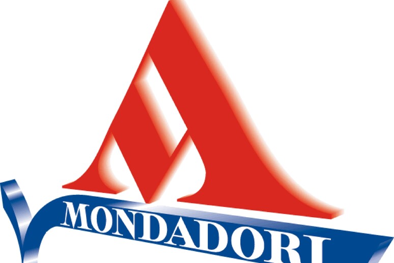Il logo della casa editrice Mondadori - RIPRODUZIONE RISERVATA