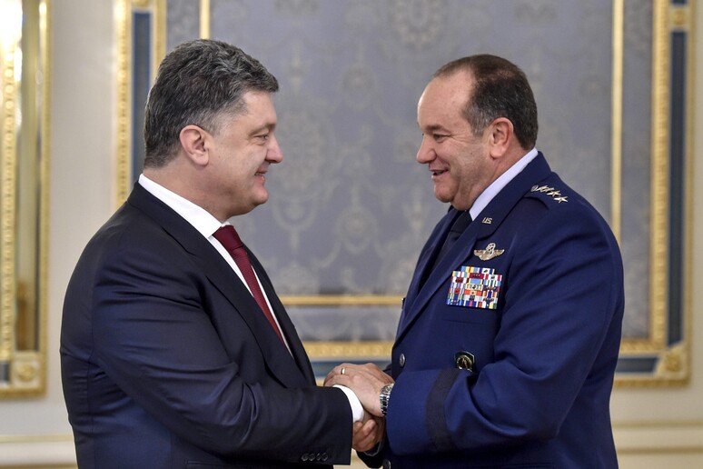 Il generale Philip Breedlove (destra) incontra  il presidente ucraino Petro Poroshenko © ANSA/EPA
