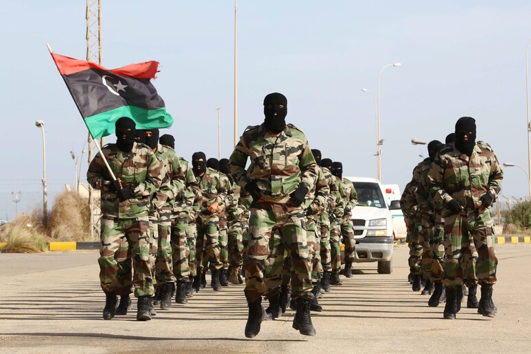 Parata militare di un gruppo di soldati dell 'esercito libico © ANSA/EPA