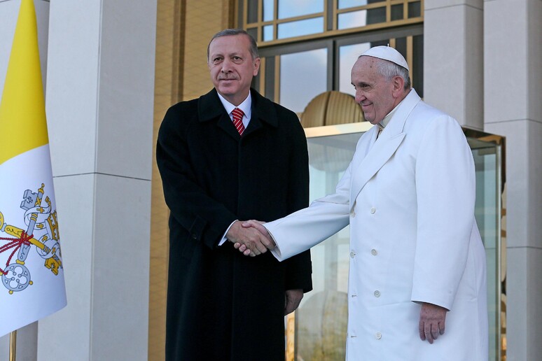 Papa Francesco accolto dal presidente turco Recep Tayyip Erdogan -     RIPRODUZIONE RISERVATA