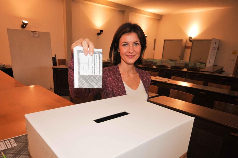 Alessandra Moretti vota per le primarie di coalizione del centrosinistra per scegliere il candidato a governatore per le regionali a Vicenza, 30 novembre 2014. - RIPRODUZIONE RISERVATA