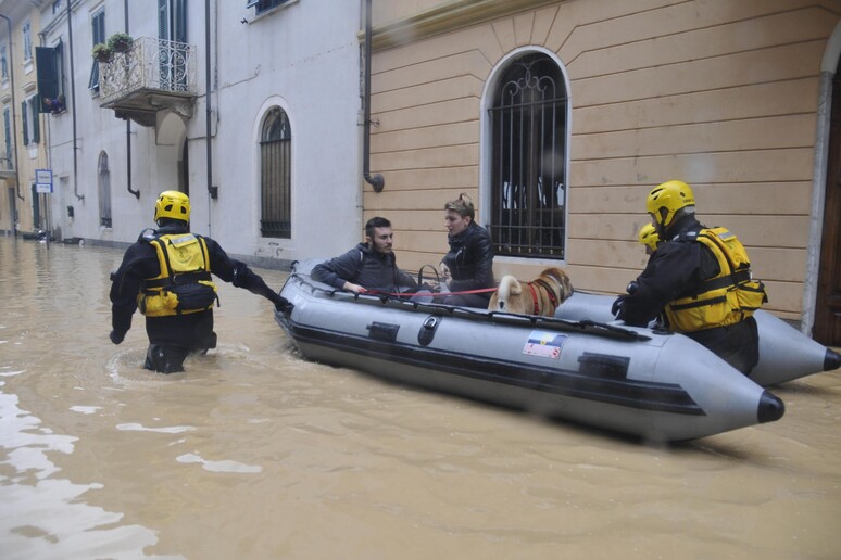 L 'intervento del Nucleo sommozzatori dei Carabinieri a Carrara dopo l 'alluvione. Ufficio stampa nucleo sommozzatori carabinieri Genova - RIPRODUZIONE RISERVATA