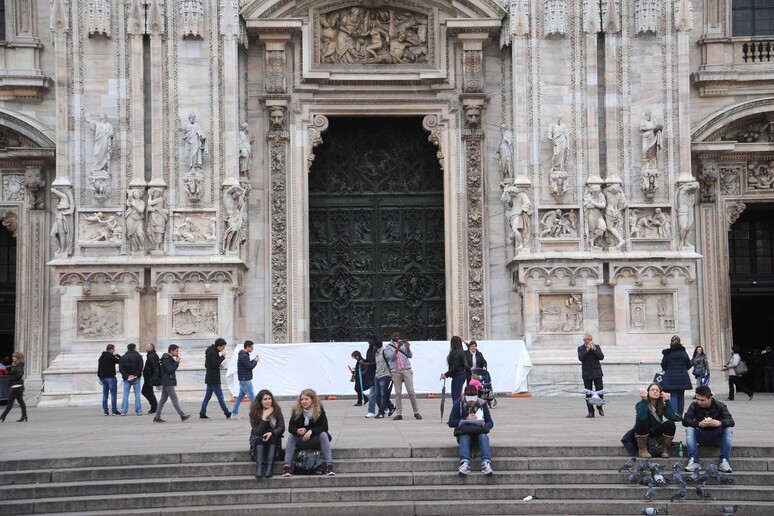 Imbrattato nella notte portale del Duomo di Milano - RIPRODUZIONE RISERVATA