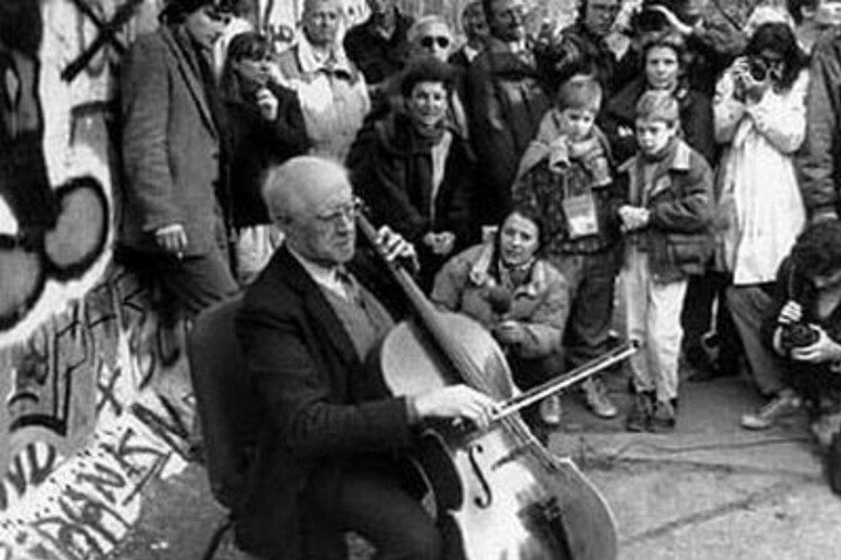 Mstislav Rostropovich suona sotto il muro di Berlino - RIPRODUZIONE RISERVATA