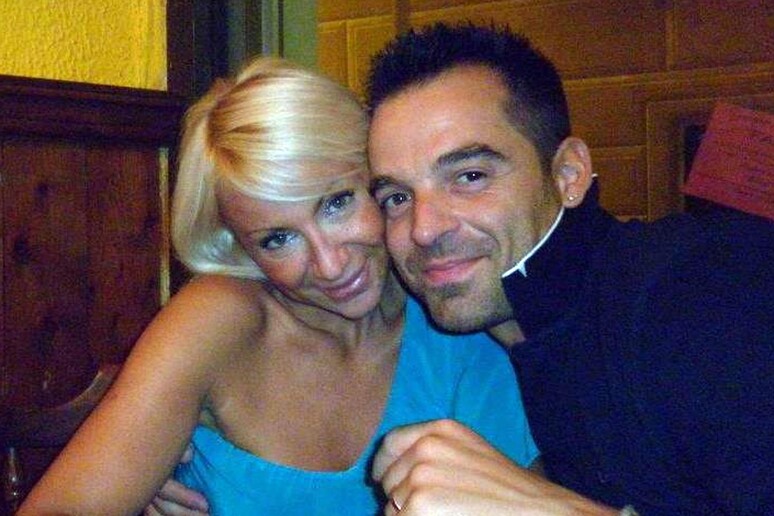 Gisella Mazzoni con il marito Alessio Loddo, entrambi di 37 anni, in una foto tratta dal profilo facebook della donna. - RIPRODUZIONE RISERVATA