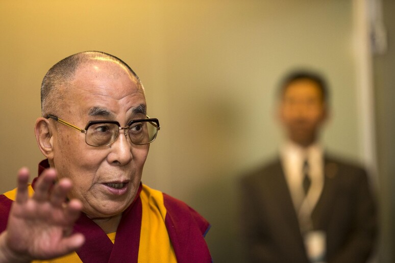 Incontro parlamentari, Dalai Lama scherza con fotografo Ansa - RIPRODUZIONE RISERVATA
