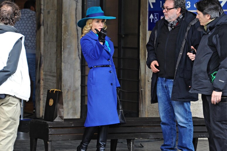 L 'attrice Gillian Anderson mentre gira una scena della terza stagione di Hannibal alla stazione di  Santa Maria Novella, Firenze - RIPRODUZIONE RISERVATA