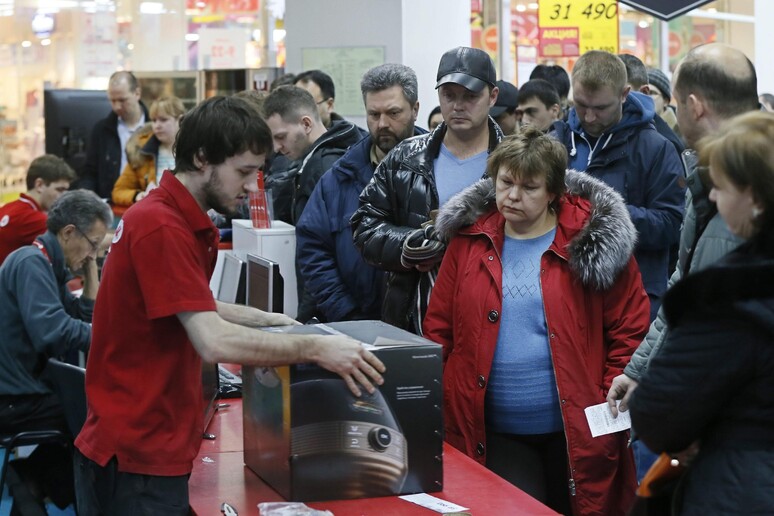 Russia: caccia a euro e dollari, code nei mall © ANSA/EPA