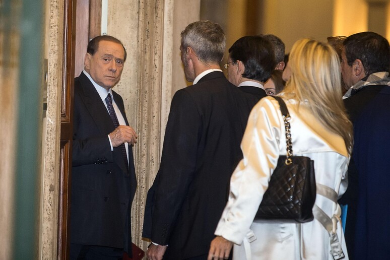 Silvio Berlusconi (S) al termine della riunione di presidenza di Forza Italia a Palazzo Grazioli,  Roma 11 novembre 2014. ANSA/ANGELO CARCONI - RIPRODUZIONE RISERVATA