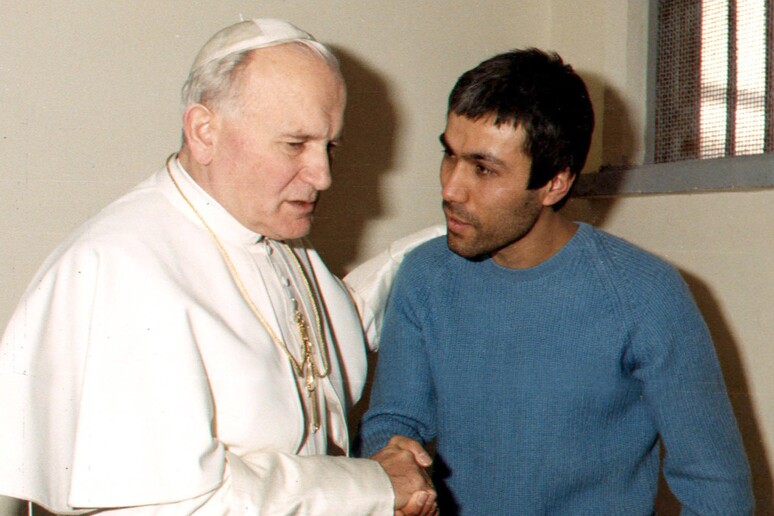 Papa Giovanni Paolo II con il suo attentatore Mehmet Ali Agca ARCHIVIO - ANSA - RIPRODUZIONE RISERVATA
