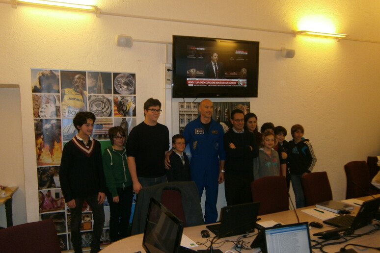 I ragazzi dei Giornalisti nell 'Erba all 'agenzia ANSA con l 'astronauta Luca Parmitano e il direttore dell 'ANSA, Luigi Contu (fonte: Eric Barbizzi) - RIPRODUZIONE RISERVATA