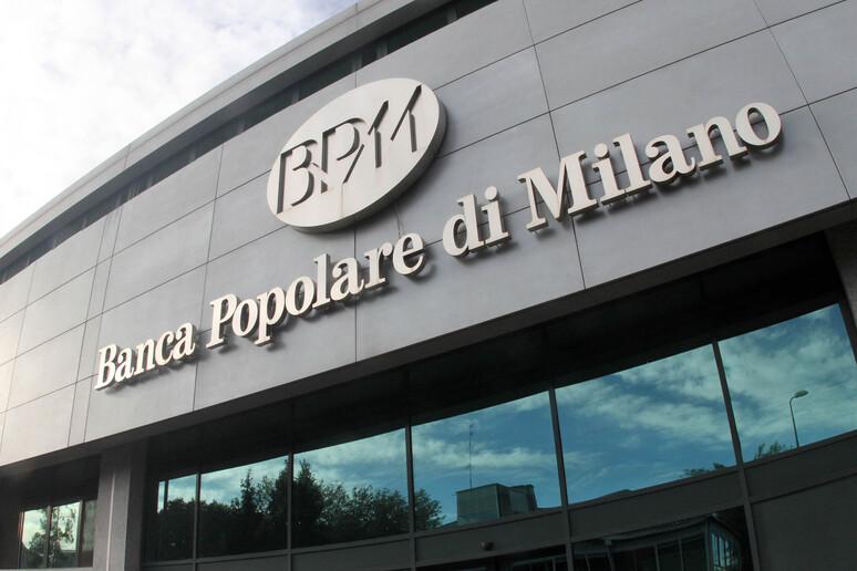 Un ingresso della sede centrale della Banca Popolare di Milano - RIPRODUZIONE RISERVATA