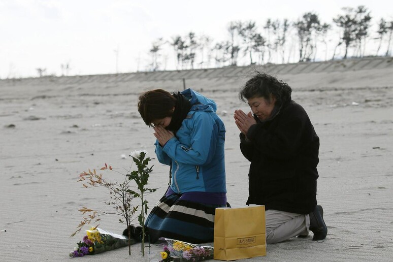 Terzo anniversario del sisma e dello tsunami in Giappone © ANSA/EPA