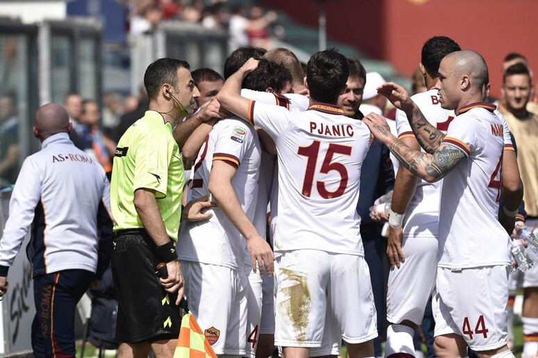 I giocatori della Roma esultano dopo il gol dell '1-0 al Sassuolo segnato da Mattia Destro - RIPRODUZIONE RISERVATA