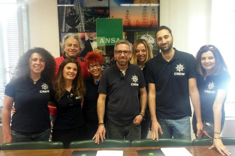 Lo scrittore e marinaio Simone Perotti (c) insieme ai membri d 'equipaggio che parteciperanno insieme a lui al Progetto Mediterranea, ieri a Roma alla firma dell 'accordo di partenariato media con l 'ANSA -     RIPRODUZIONE RISERVATA