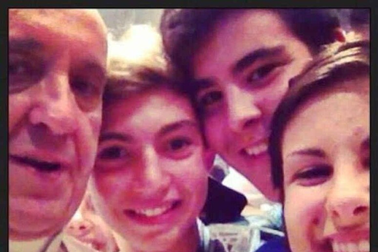 Il selfie di Papa Francesco con alcuni ragazzi piacentini dopo l 'incontro privato nella Basilica di San Pietro - RIPRODUZIONE RISERVATA