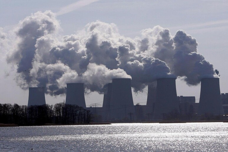 Ipcc: "Serve una riduzione immediata e profonda delle emissioni di Co2" © ANSA/EPA