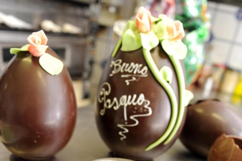 Fabbricazione artigianale di uova di Pasqua di cioccolato - RIPRODUZIONE RISERVATA