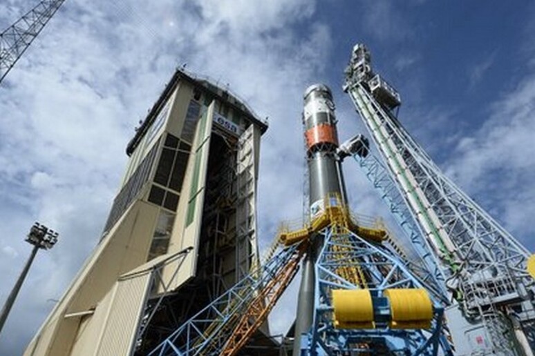 Il lanciatore Soyuz che porterà in orbita il satellite Sentinel 1° viene portato in posizione verticale (fonte: ESA) - RIPRODUZIONE RISERVATA