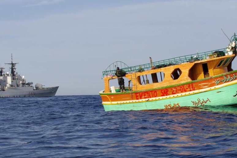 Migranti soccorsi in mare - RIPRODUZIONE RISERVATA