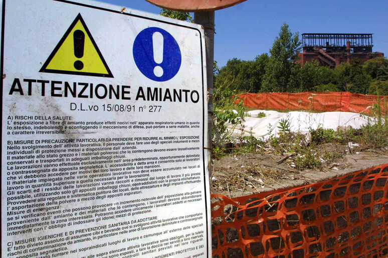 In un 'immagine d 'archivio un cartello segnala la presenza di amianto in un 'area recintata. CIRO FUSCO - RIPRODUZIONE RISERVATA