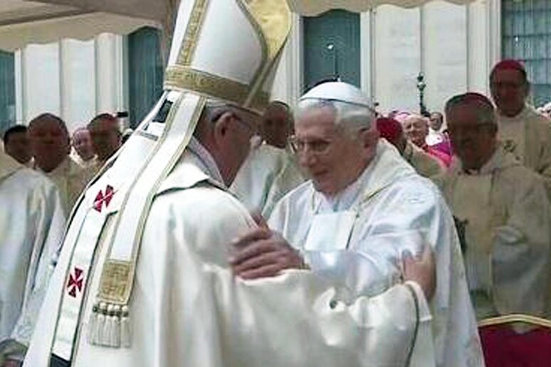 Papa Francesco abbraccia il Papa Emerito Benedetto XVI - RIPRODUZIONE RISERVATA