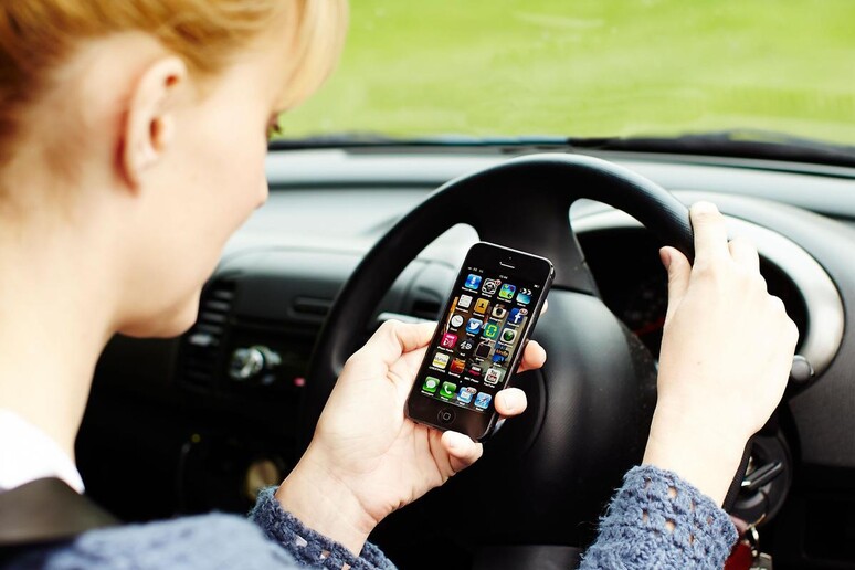 Patente sospesa per uso del telefonino alla guida già alla prima infrazione - RIPRODUZIONE RISERVATA