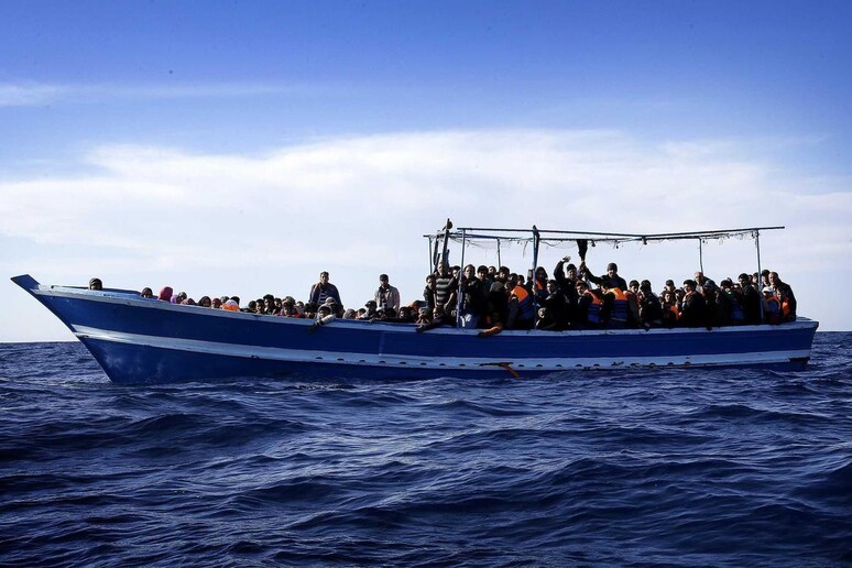 Immigration: ship frigate Espero patrol Mediterranean Sea - RIPRODUZIONE RISERVATA
