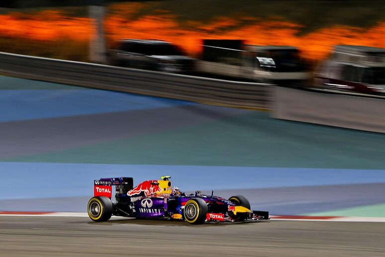 Daniel Ricciardo nella seconda sessione di prove del Gran Premio del Bahrain © ANSA/EPA