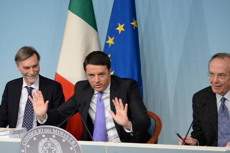 Il premier Matteo Renzi (C), con il ministro dell 'Economia Pier Carlo Padoan (D) e il sottosegretario alla presidenza del consiglio Graziano Delrio FOTO ARCHIVIO - RIPRODUZIONE RISERVATA