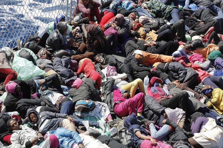 Migranti a bordo della Fregata Espero - RIPRODUZIONE RISERVATA