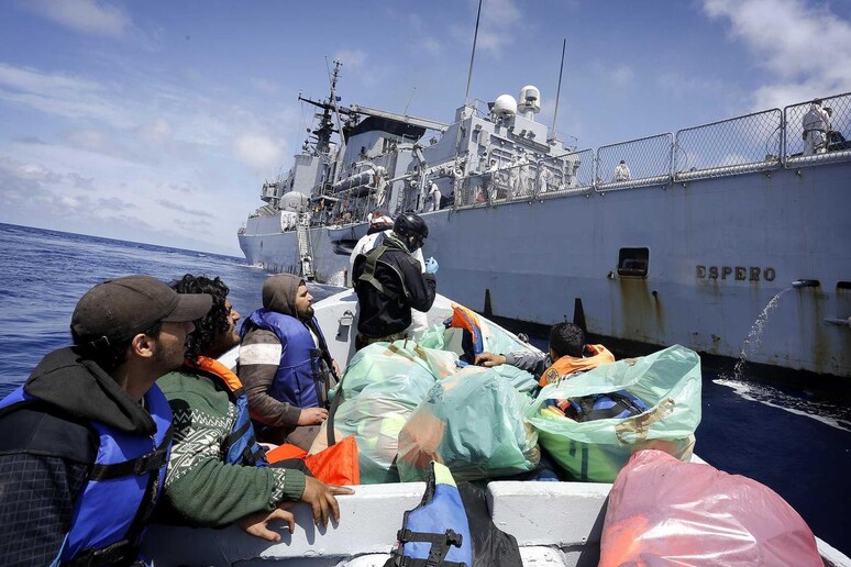 Migranti soccorsi in mare da una nave militare italiana - RIPRODUZIONE RISERVATA