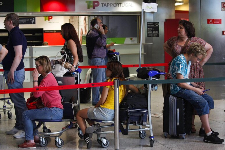 Passeggeri in attesa all 'aeroporto di Lisbona -     RIPRODUZIONE RISERVATA