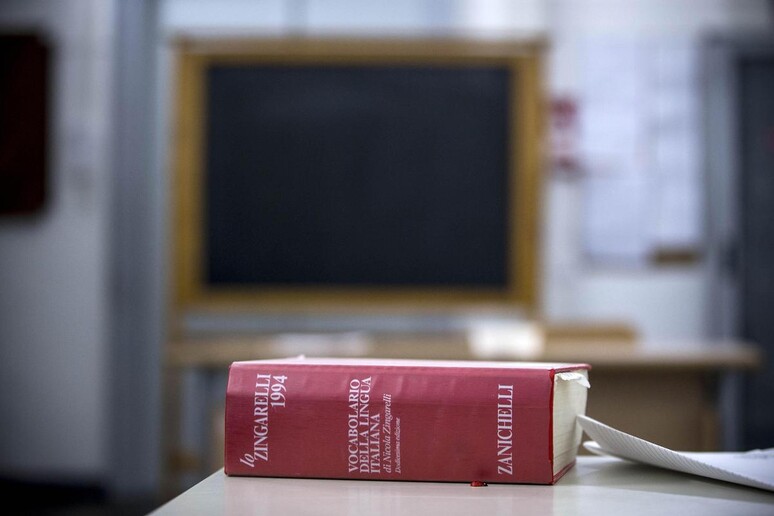 Il dizionario della lingua italiana posato su un banco alla prima prova degli esami di maturita ' al Liceo Tasso di Roma, 18 giugno 2014 - RIPRODUZIONE RISERVATA
