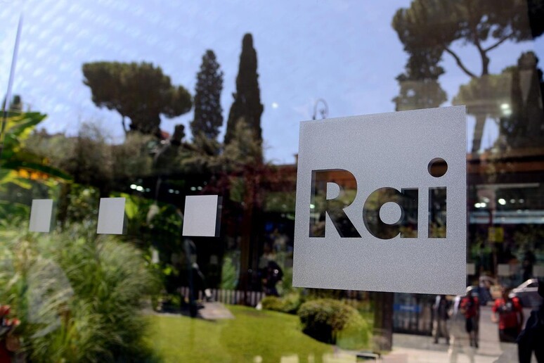 L 'entrata con il logo della Rai della sede di viale Mazzini di Roma - RIPRODUZIONE RISERVATA