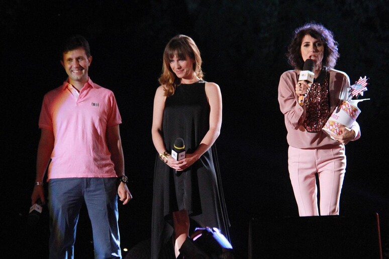 Il sindaco di Firenze Dario Nardella (S) sul palco con la cantante Giorgia (D) durante la premiazione degli Mtv Awards a Firenze - RIPRODUZIONE RISERVATA