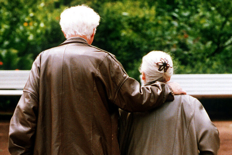 Una coppia di anziani a passeggio - RIPRODUZIONE RISERVATA