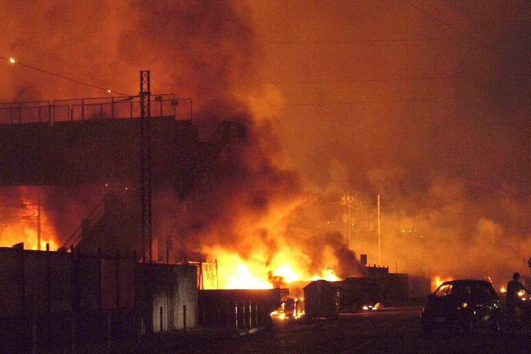 L 'incendio divampato nella notte tra il 29 e il 30 giugno 2009 nella stazione di Viareggio, a seguito dell 'esplosione della cisterna del treno © ANSA/EPA