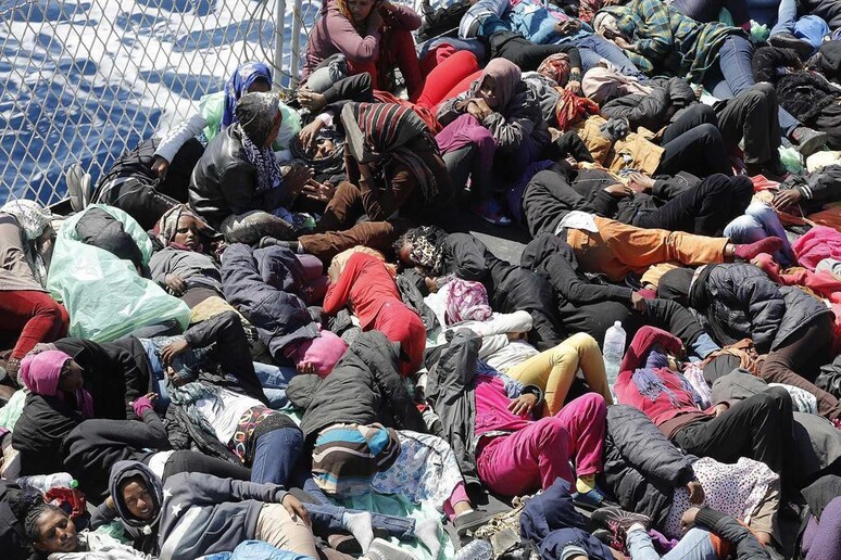 Migranti a bordo della Fregata Espero in una foto d 'archivio  ANSA/GIUSEPPE LAMI - RIPRODUZIONE RISERVATA