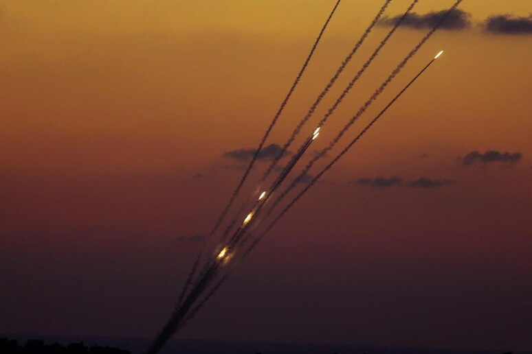 Missili lanciati da Gaza verso Israele © ANSA/EPA