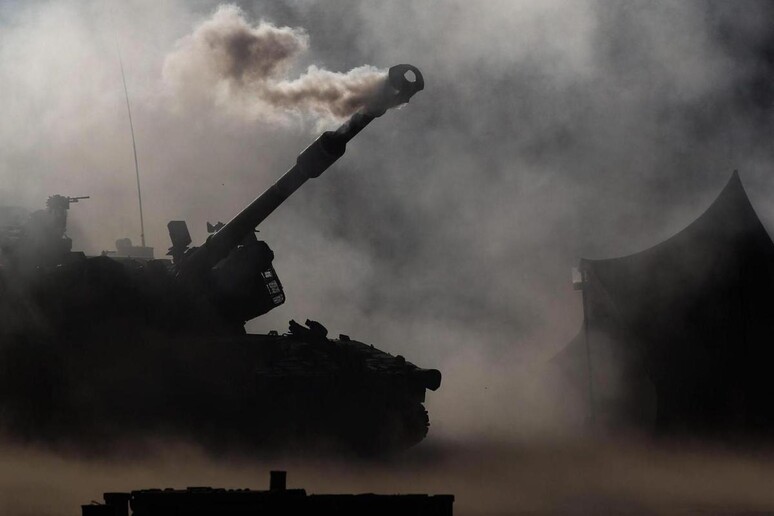 Tank israeliani sparano in direzione di Gaza © ANSA/EPA