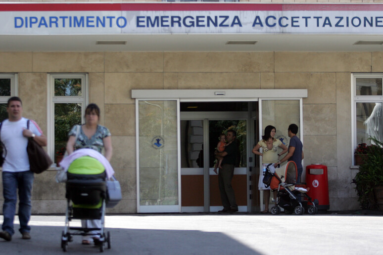 Una veduta esterna dell 'ingresso dell ' ospedale pediatrico Bambino Gesù in una foto di archivio - RIPRODUZIONE RISERVATA
