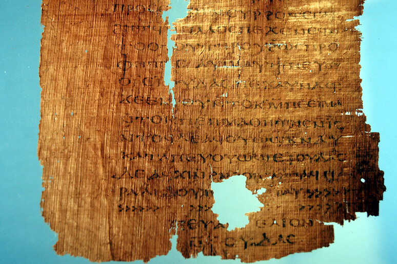 Una foto di frammenti della prima pagina del  'Vangelo di Giuda ', il papiro manoscritto scoperto in Egitto negli anni  '50- '60 e acquistato dal National Geographic -     RIPRODUZIONE RISERVATA