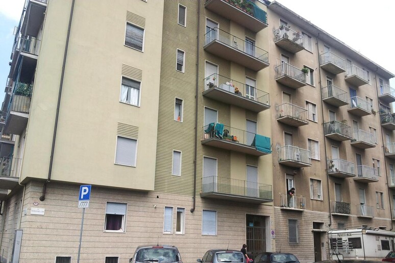 Tenta di calarsi in appartamento donna e cade, morto a Torino - RIPRODUZIONE RISERVATA