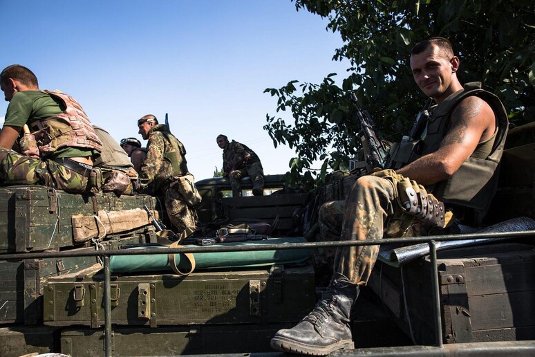 Ucraina: Kiev, 100 mezzi militari russi a sud-est © ANSA/EPA